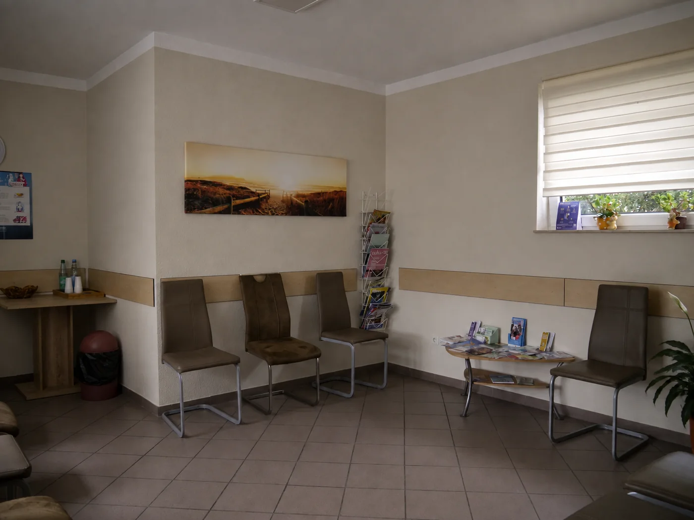 Weiterer Blick in das Wartezimmer der Hausarztpraxis in Bad Fallingbostel